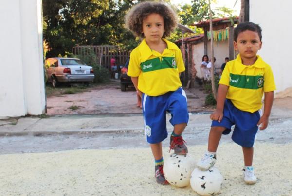 Sósias de Thiago Silva e David Luiz durante partida contra Camarões na segunda-feira.(Imagem:Daniel Cunha)