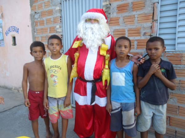 Papai Noel e parceiros distribuem bombons às crianças de Barão de Grajaú.(Imagem:FlorianoNews)