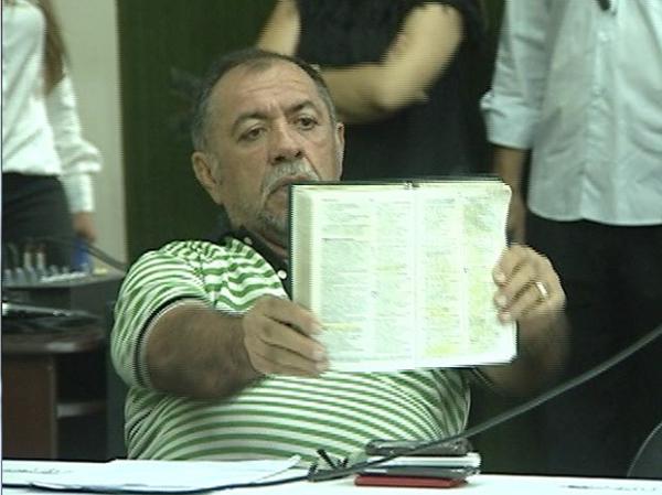 Durante o julgamento, Correia Lima exibe bíblia para a imprensa.(Imagem:Reprodução/Rede Clube)
