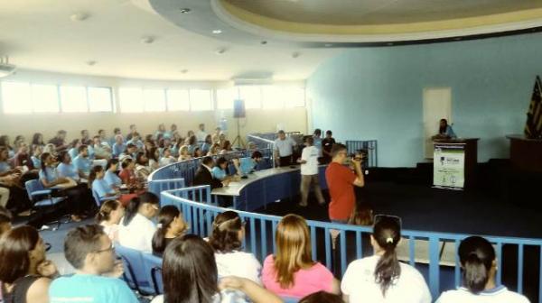 Evento na Câmara de Floriano aborda uso do celular no trânsito e má postura.(Imagem:FlorianoNews)