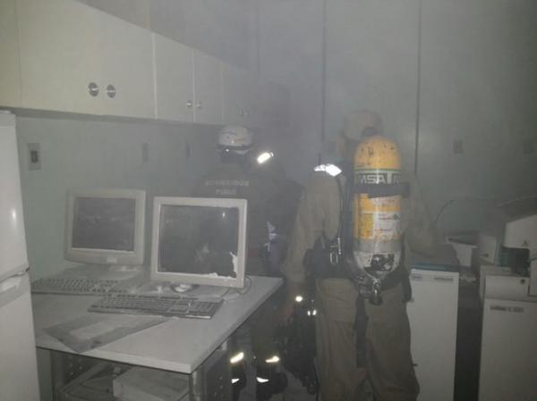 Bombeiros foram chamados para conter o fogo em sala do laboratório.(Imagem:Ascom/ABMEPI)