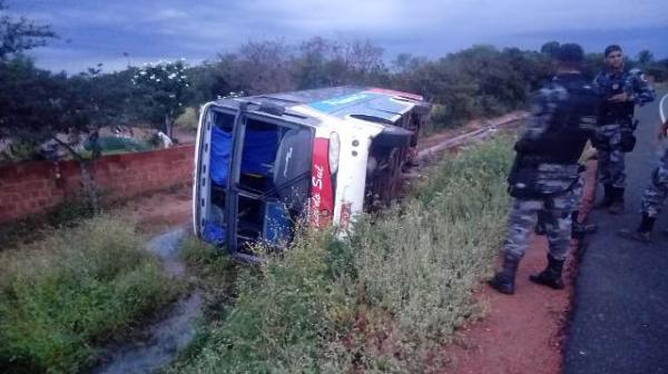 Ônibus tomba em estrada que liga Floriano a São Raimundo Nonato.(Imagem:Divulgação)