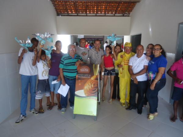 Alunos da APAE ganham ovos de chocolate da Cacau Show.(Imagem:FlorianoNews)