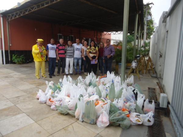 Escola arrecada alimentos e doa cestas básicas para casas terapêuticas de Floriano.(Imagem:FlorianoNews)