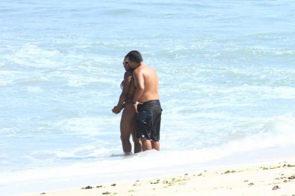 Adriana Bombom com namorado na praia.(Imagem: Jeferson Ribeiro / AgNews)