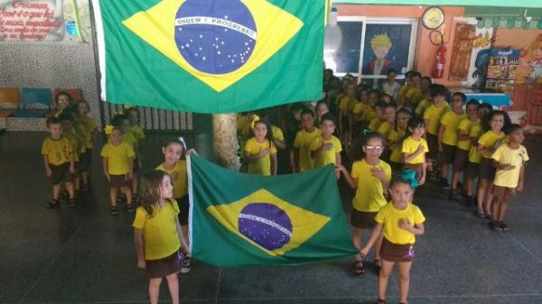 Escola Pequeno Príncipe inicia semana da pátria com hasteamento da bandeira.(Imagem:EPP)