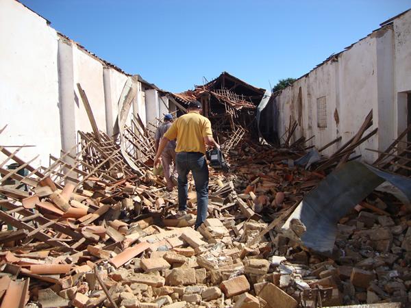 O telhado desabou sobre as vítimas. Uma delas estava em cima(Imagem:Temístocles Filho)