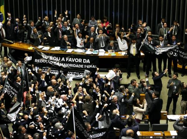 Deputados comemoram aprovação da PEC.(Imagem:André Dusek/Estadão Conteúdo)