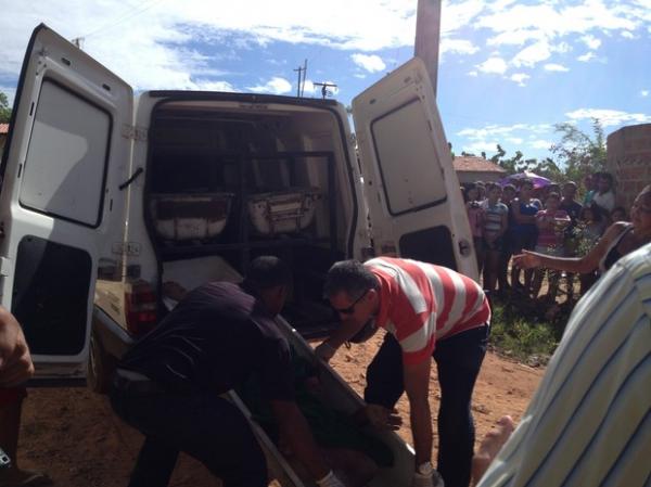 ML remove corpo de homem encontrado morto no bairro Parque Colorado.(Imagem:Catarina Costa/G1)