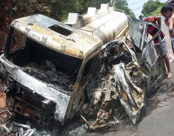 Veículos pegam fogo em colisão e deixam 4 mortos da mesma família.(Imagem:Cidadeverde.com)