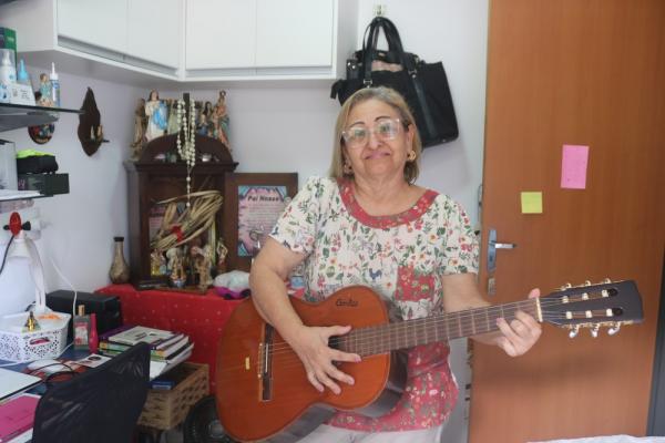 Ela diz que deixou de tocar violão após as proibições do marido.(Imagem:Maria Romero/G1)