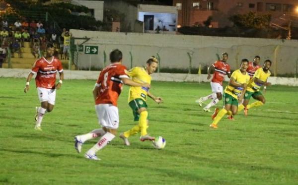 Picos sofre com gramado, cria pouco e vê River-PI se dar bem no Helvídio Nunes.(Imagem:Renan Morais)