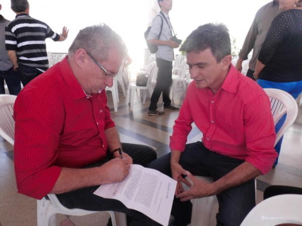 Edvaldo Araújo entrega carta a Governador reivindicando redução no preço do milho da Conab.(Imagem:FlorianoNews)