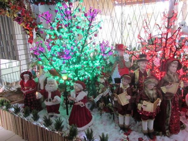 Decoração é composta de anjos, presépios, árvores de natal e papais noéis. (Imagem:André Luis Santos/ Rede Clube)