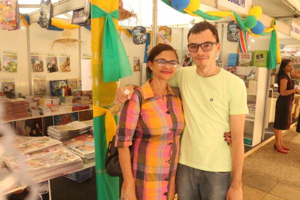 Mãe e filho visitaram a feira de livros do Salipi neste sábado (02); hoje universitário, João Gabriel reconhece o Salipi como pilar na sua formação.(Imagem:Roberto Araujo/G1)