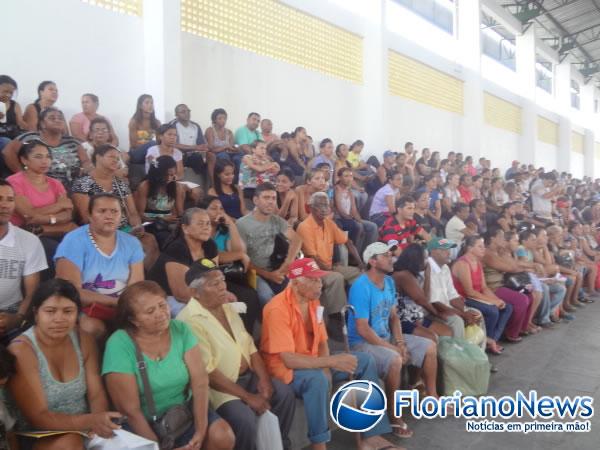 Famílias contempladas no programa ''Minha Casa Minha Vida'' assinam contratos.(Imagem:FlorianoNews)