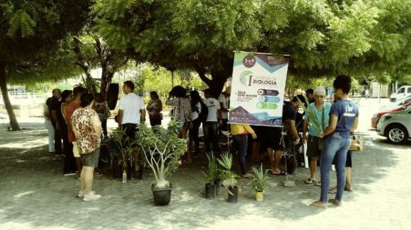 Acadêmicos de Biologia realizam bazar para ajudar colega de curso em Floriano.(Imagem:FlorianoNews)