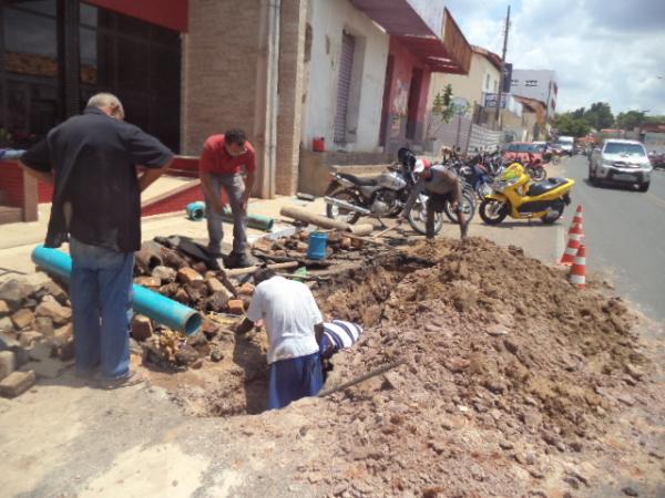 Rompimento de cano da Agespisa volta a deixar florianenses sem abastecimento.(Imagem:FlorianoNews)