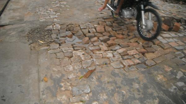 Buracos nas ruas de Floriano causam transtornos à população.(Imagem:FlorianoNews)