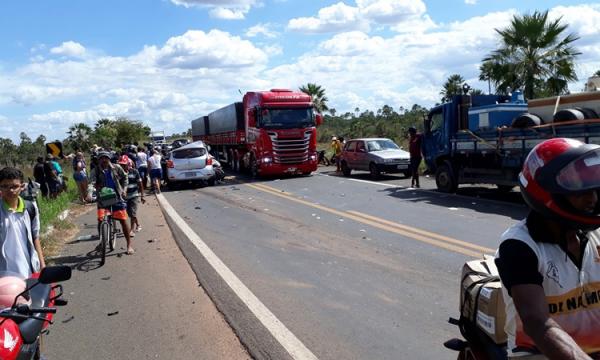 Vítima fica presa nas ferragens após colisão entre dois carros e um caminhão na BR-343.(Imagem:Campo Maior em Foco)