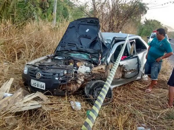 Carro e moto ficaram totalmente destruídos.(Imagem:Divulgação/Polícia Militar)