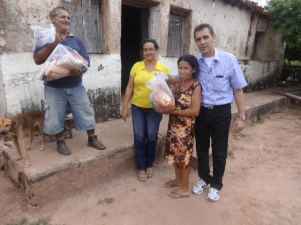 Prefeito Gilberto Júnior distribuiu cestas básicas nas comunidades rurais de Floriano.(Imagem:FlorianoNews)