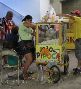 Nos corredores, comerciantes abastecem torcedores. (Imagem:Josiel Martins)