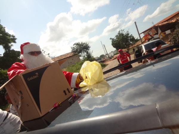 Papai Noel faz a alegria da criançada em Floriano.(Imagem:FlorianoNews)