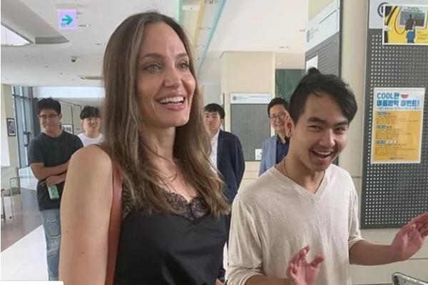 Angelina Jolie e seu filho Maddox na Universidade de Yonsei, na Coreia do Sul.(Imagem:Instagram)