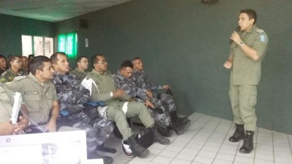 Policiais participam de reunião sobre novo plano de policiamento em Floriano.(Imagem:Divulgação/PM)