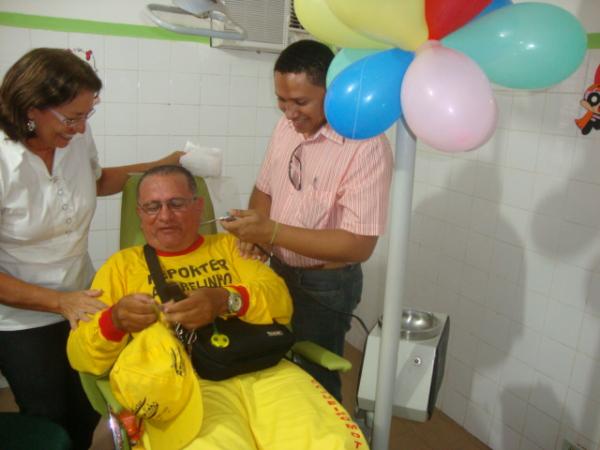 Amarelinho brincando durante a inauguração do gabinete odontologico da Apae(Imagem:redação)