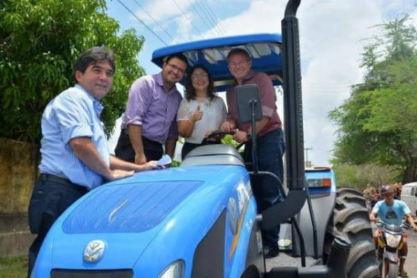  O município também recebeu trator e implementos agrícolas.(Imagem:Ascom SDR)