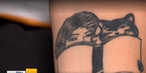 Tatuagem em homenagem ao animal que ajudou a superar o luto.(Imagem:Reprodução / TV Clube)