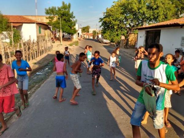 Palhaço Carrapeta faz a alegria das crianças com distribuição de bombons (Imagem:FlorianoNews)