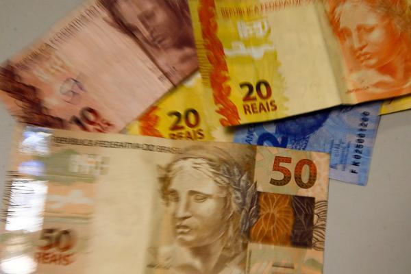 A medida provisória que fixa em R$ 1.045 o salário mínimo foi publicada no Diário Oficial da União de hoje (31). De acordo com a MP, o valor diário do salário ficará em R$ 34,83.(Imagem:Marcello Casal JrAgência Brasil)