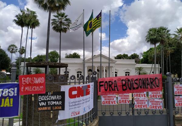  Em greve, professores do Estado acampam por tempo indeterminado no Palácio de Karnak.(Imagem:Valmir Macêdo/Cidadeverde.com)