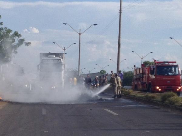 Moradores colocaram fogo em pneus e interditaram a rodovia.(Imagem:Ellyo Teixeira/G1)