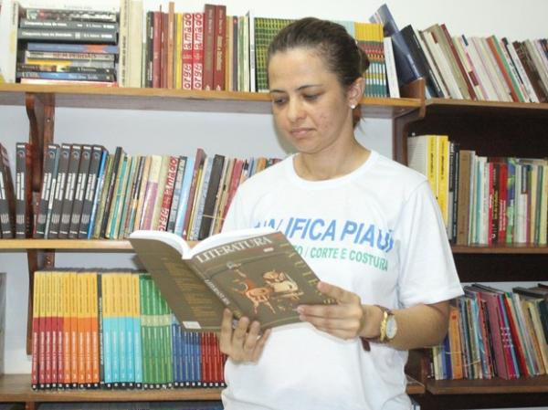 Lidiane Barbosa incentiva a leitura dentro de presídio no Piauí.(Imagem:Gilcilene Araújo/G1)