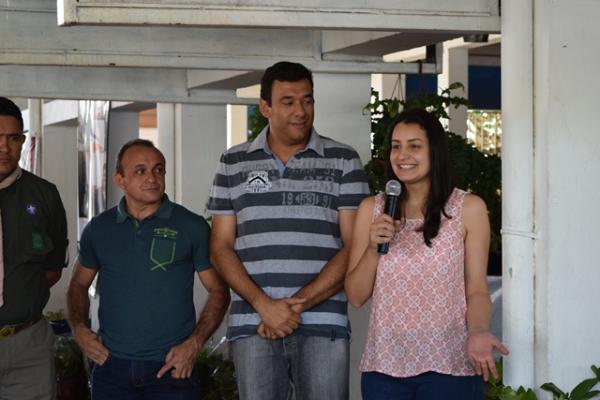 Escoteiros recebem doação no Festival de Flores de Holambra de Floriano.(Imagem:Waldemir Miranda)