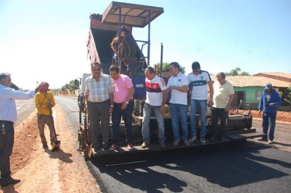 Secretário de Transportes visitou obra de asfaltamento da Avenida Beira Rio.(Imagem:Waldemir Miranda)