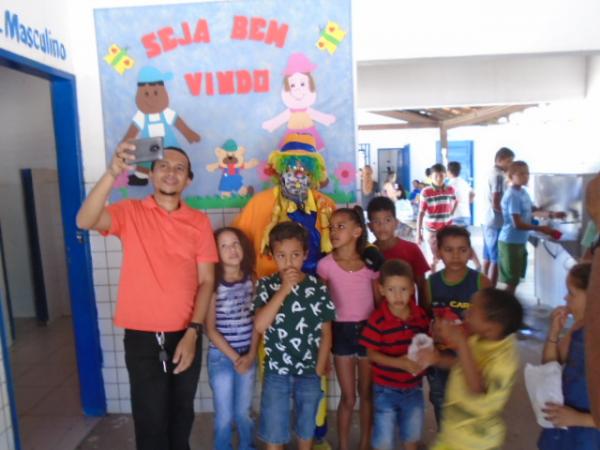 Na véspera do Dia das Crianças, Palhaço Carrapeta distribui bombons na zona rural de Floriano.(Imagem:FlorianoNews)
