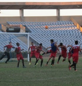 Jogadas de bola parada são treinadas no Albertão.(Imagem:Daniel Cunha)