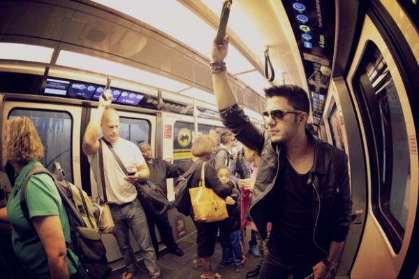 Cristiano Araújo andando de metrô no exterior: sem ser reconhecido.(Imagem:Flaney Gonzallez/Divulgação)