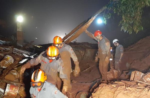 Mais de 30 homens trabalharam durante a madrugada em busca de desaparecidos (Imagem:Divulgação/Corpo de Bombeiros)