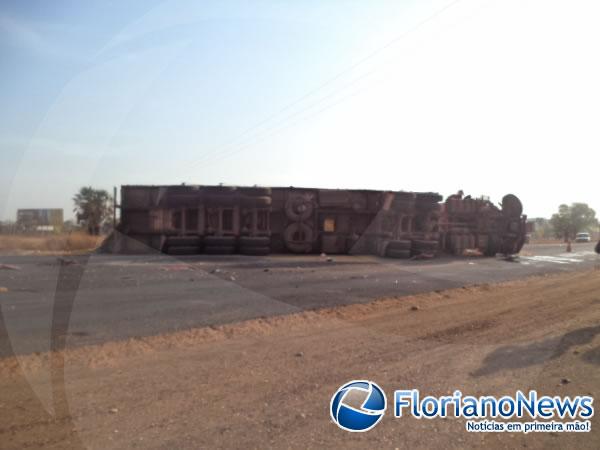 Acidente envolvendo carreta e ambulância deixa quatro feridos.(Imagem:FlorianoNews)