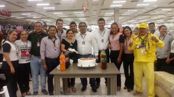 Gerente do Armazém Paraíba de Floriano é surpreendido com bolo de aniversário.(Imagem:FlorianoNews)
