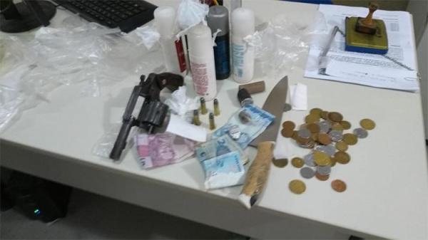 Trio é preso e materiais usados no preparo de drogas são apreendidos.(Imagem:Divulgação / Polícia Militar)