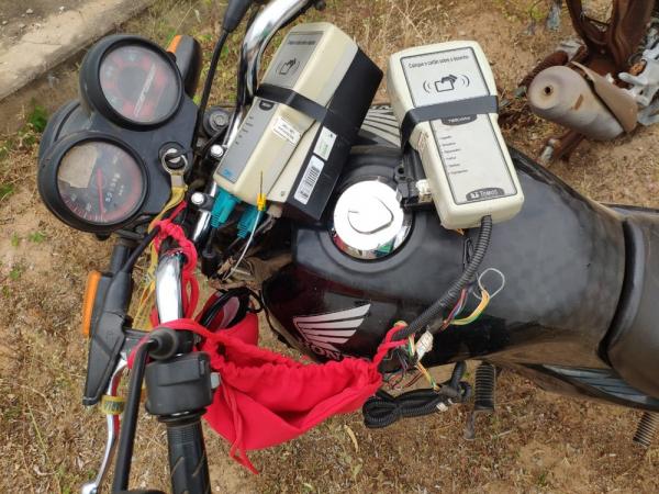 Homem foi preso levando GPS de caminhão-pipa em motocicleta na zona rural de Caridade do Piauí.(Imagem:Divulgação/ Polícia Civil)