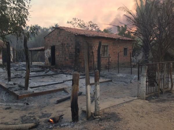 Casa pegou fogo na zona rural de Teresina, PIauí.(Imagem:Vinicius Vainner/TV Clube)