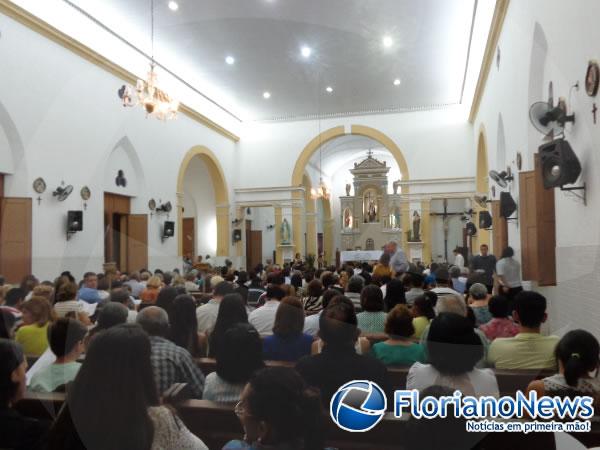 Ao lado de amigos, família de Paulo Viana participa de missa de 7º dia do empresário.(Imagem:FlorianoNews)